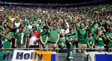 La afición irlandesa agradece a su afición el apoyo durante los octavos de final.