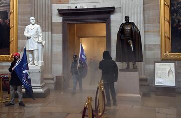 Los manifestantes pro-Trump irrumpieron en el Capitolio tras derribar 4 capas de vallas de seguridad, mostrando su inconformidad con los resultados de las elecciones presidenciales del 2020, mismas en las que el dem¨®crata, Joe Biden, le quit¨® la reelecci¨®n a Donald Trump, resultando el 46? Presidente electo de los Estados Unidos.