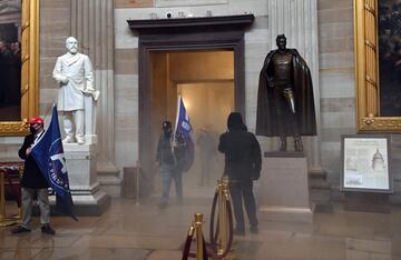 Los manifestantes pro-Trump irrumpieron en el Capitolio tras derribar 4 capas de vallas de seguridad, mostrando su inconformidad con los resultados de las elecciones presidenciales del 2020, mismas en las que el demócrata, Joe Biden, le quitó la reelección a Donald Trump, resultando el 46º Presidente electo de los Estados Unidos. 