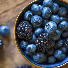 El motivo por el que hay pocos alimentos de color azul