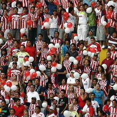 Le dan al espalda a Chivas