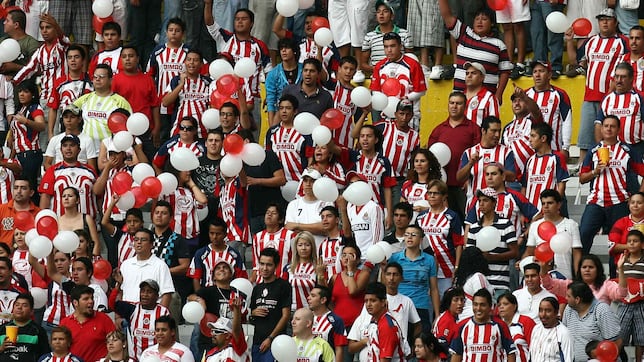 Le dan al espalda a Chivas