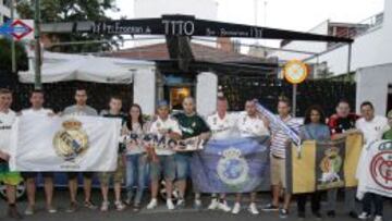 En ‘el Frontón de Tito’. Los peñistas llegados desde varios continentes posaron para AS mostrando su confianza en su Real Madrid.