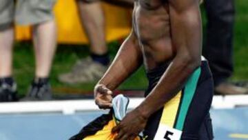 Bolt se lamenta tras su descalificación en la final de los 100 metros.
