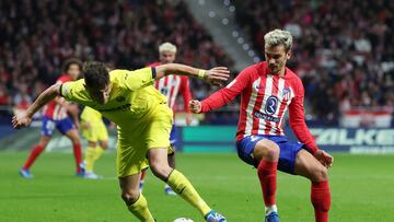 Soccer Football - LaLiga - Atletico Madrid v Villarreal - Metropolitano, Madrid, Spain - November 12, 2023 Villarreal's Jorge Cuenca in action with Atletico Madrid's Antoine Griezmann REUTERS/Isabel Infantes