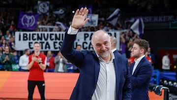 Pablo Laso, entrenador del Bayern Múnich, saluda a la afición antes del partido de la jornada 14 de la EuroLiga ante el Real Madrid.