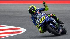 Récord del Mundial de MotoGP. El italiano es toda una leyenda de la competición, no sólo por sus nueve coronas o todo lo que ha supuesto para el motociclismo, si no por ser el piloto con más grandes premios disputados en toda su carrera deportiva. Su debut en MotoGP llegó de la mano
de Honda, en el año 2000, después de dos cursos en 125cc y otros dos en 250cc. Desde esa temporada, Valentino Rossi acumuló otras 21 más, pasando por Honda, Yamaha y Ducati. Se retiró el pasado 2021, en Valencia y, este 2022 en Mugello, el Mundial retirará su dorsal, el 46,
como homenaje al campeón.