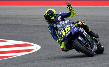 Récord del Mundial de MotoGP. El italiano es toda una leyenda de la competición, no sólo por sus nueve coronas o todo lo que ha supuesto para el motociclismo, si no por ser el piloto con más grandes premios disputados en toda su carrera deportiva. Su debut en MotoGP llegó de la mano
de Honda, en el año 2000, después de dos cursos en 125cc y otros dos en 250cc. Desde esa temporada, Valentino Rossi acumuló otras 21 más, pasando por Honda, Yamaha y Ducati. Se retiró el pasado 2021, en Valencia y, este 2022 en Mugello, el Mundial retirará su dorsal, el 46,
como homenaje al campeón.