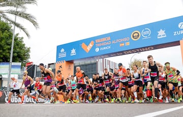 Corredores participan en la Media Maratón de Valencia.