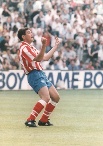 272 partidos y 94 goles con el Atlético. Manolo formó una gran delantera junto a Futre y fue un delantero completo. No tenía un gran físico pero siempre estuvo donde tenía que estar en el área. En ese torneo jugó siete partidos y marcó cuatro goles. Desde la 88-89 a la 94-95 se hinchó de marcar goles. En la temporada 91-92 fue máximo goleador del campeonato liguero (27 goles). Ganó dos Copas con el Atleti. Internacional en 28 ocasiones.