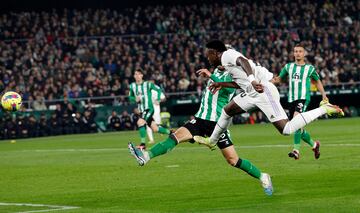 Vinicius remata a portería algo escorado con la oposición de Germán Pezzella.