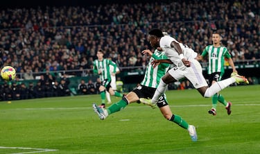 Vinicius remata a portería algo escorado con la oposición de Germán Pezzella.