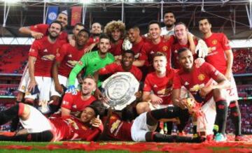 El Manchester United posa con su trofeo.