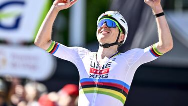 Tadej Pogacar celebra su victoria en la Lieja-Bastoña-Lieja 2025.