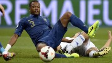 Patrice Evra durante un partido con su Selecci&oacute;n.