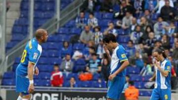 <b>HASTA TRES VECES. </b>Pandiani -que esta vez no pudo ser revulsivo- espera para sacar de centro mientras Coutinho y Sergio se lamentan. Al fondo, el Sporting festeja.