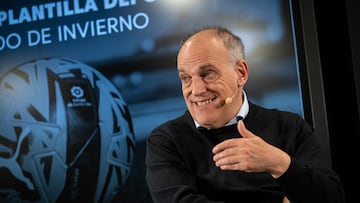 MADRID, 20/02/2023.- El presidente de la Liga Nacional de Fútbol Profesional (LNFP), Javier Tebas, durante el acto que han celebrado hoy lunes en la sede de la LNFP, informando de las actualizaciones con los topes que tienen los equipos de fútbol para gastar en sus plantillas. EFE / Fernando Villar.
