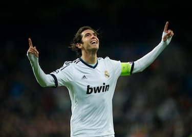 El 29 de agosto del 2009, en la misma jornada de LaLiga, en la que también debutó CR7, enfrentando a La Coruña en el Santiago Bernabéu. Kaká fue titular y jugó los 90 minutos, aquel día el brasileño no logró anotar pero dejó destellos de su gran calidad.