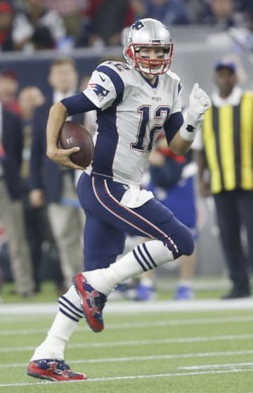 COn más o menos armas en ataque Tom Brady sigue cosechando victorias para los New England Patriots.