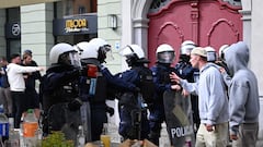 Disturbios en las calles de Breslavia horas antes del comienzo del partido