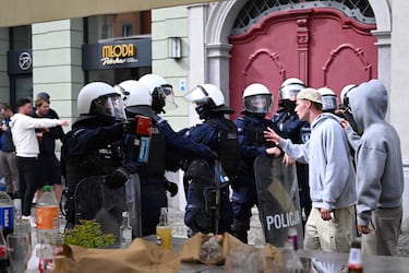 La policía polaca vigila las calles de Breslavia, donde se concentran las aficiones del Betis y del Chelsea, a pocas horas del inicio de la final.