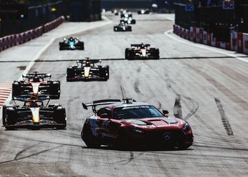 El Safety Car entr¨® en el circuito de Bak¨² tras el incidente de Nyck de Vries.