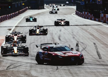 El Safety Car entró en el circuito de Bakú tras el incidente de Nyck de Vries.