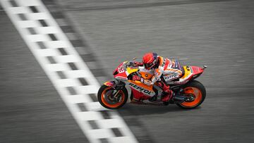 Márquez cruzando la meta de Buriram.