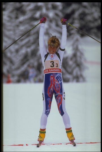 Junto con el Badminton, el Biatln tambin fue disciplina olmpica. En imagen, la francesa Anne Briand durante los JJOO de Invierno llevndose la medalla de oro.