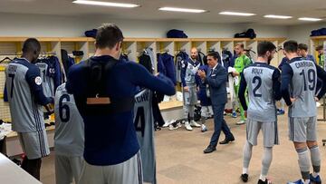 Carlos Pérez Salvachúa, entrenador español de Melbourne Victory, arenga a sus jugadores antes de un partido de la previa de la AFC Champions League.