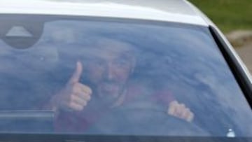 Al llegar a Valdebebas, Benzema se mostró muy animado (véanle con el pulgar hacia arriba). Pero después de entrenarse en solitario, salió más serio y sin conducir él.