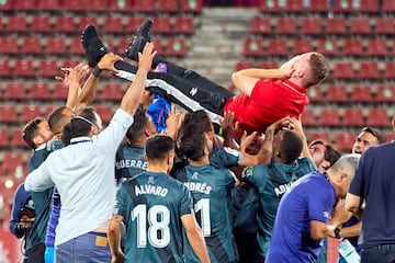 Los jugadores del Rayo Vallecano celebran el ascenso a Primera División tras ganar al Girona 0-2.