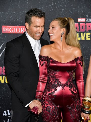 El actor Ryan Reynolds posa con su pareja, la también actriz, Blake Lively.