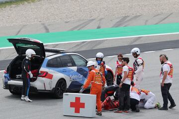 Francesco Bagnaia se quedó en medio de la pista y le pasó una KTM (Binder) por encima de la pierna. Las asistencias médicas le socorrieron de inmediato.