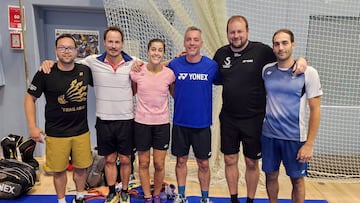 Carolina Marín, con su equipo en Copenhague.