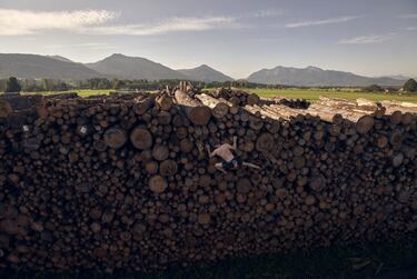 El alemán Georg Filser-Mayerhofer trepa por una pila de troncos mientras realiza un entrenamiento de búlder, una modalidad de escalada que consiste en escalar bloques de roca o pequeñas paredes, que pueden ser de máximo 8 metros, sin la necesidad de los materiales de protección convencionales.