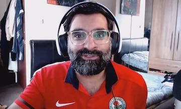 Él es Tez Ilyas, hincha del Blackburn Rovers y uno de los comediantes más conocidos de la escena británica.