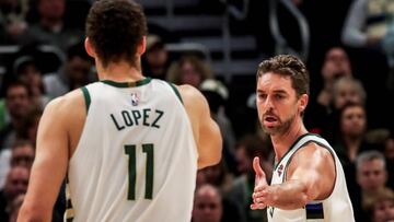 ME01. MILWAUKEE (EE.UU.), 07/03/2019.- Pau Gasol (d) de los Pacers es sustituido por su compañero Brook López este jueves, durante un partido de NBA entre Indiana Pacers y Milwaukee Bucks, en el Fiserv Forum de la ciudad de Milwaukee, Wisconsin (EE.UU.). EFE/Tannen Maury PROHIBIDO SU USO POR SHUTTERSTOCK