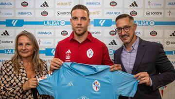 Presentaci¨®n del nuevo jugador del Celta de Vigo Mihailo Riscic, junto a la consejera del equipo y el coordinador deportivo, M? Jos¨¦ T¨¢boas y Juan Carlos Calero respectivamente, este mi¨¦rcoles, en Bala¨ªdos.