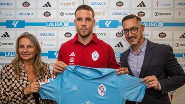 Presentación del nuevo jugador del Celta de Vigo Mihailo Riscic, junto a la consejera del equipo y el coordinador deportivo, Mª José Táboas y Juan Carlos Calero respectivamente, este miércoles, en Balaídos.