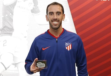 Los pesos pesados del Atleti ya posan con el césped del Calderón de la promoción de As