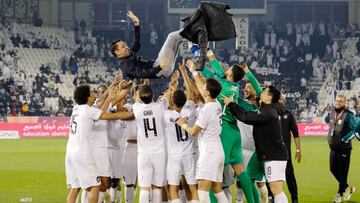 Xavi, manteado por sus jugadores.