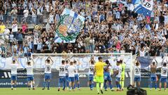 Los jugadores del M&aacute;laga, celebrando el triunfo ante el Fuenlabrada con la afici&oacute;n.