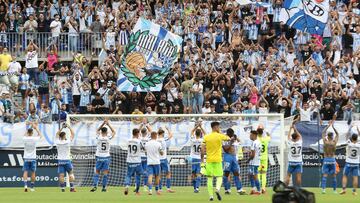 Los jugadores del M&aacute;laga, celebrando el triunfo ante el Fuenlabrada con la afici&oacute;n.