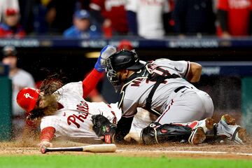 Los Philadelphia Phillies se llevaron el primer juego de la Serie de Campeonato en los playoffs de la Liga Nacional de Béisbol ante los Arizona Diamondbacks, en el Citizens Bank Park de Philadelphia (Pensylvania). En la imagen superior, el venezolano Gabriel Moreno (14 de Arizona) elimina a Brandon Marsh en la cuarta entrada.