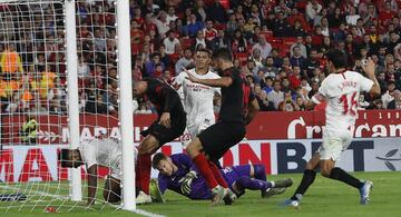 El jugador del Sevilla, Koundé, protagonizó la última jugada controvertida del partido. 