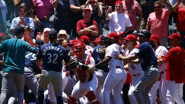 ANAHEIM, CALIFORNIA - JUNE 26: The Seattle Mariners and the Los Angeles Angels clear the benches after Jesse Winker #27 of theMariners charged the Angels dugout after being hit by a pitch in the second inning at Angel Stadium of Anaheim on June 26, 2022 in Anaheim, California.   Ronald Martinez/Getty Images/AFP
== FOR NEWSPAPERS, INTERNET, TELCOS & TELEVISION USE ONLY ==