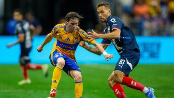 Marcelo Flores pelea un balón contra Sergio Canales en el Clásico Regio amistoso que se realizó en fecha FIFA.