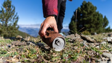 Lata oxidada recogida por una persona en una estación de montaña de FGC
