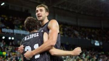Axel Hervelle se abraza con Raúl López, quien no podrá jugar ante el Madrid.
